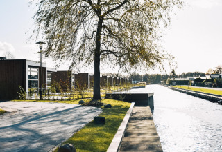 Vista de Villa Nautica Deluxe junto al agua en MarinaPark Residentie Nieuw Loosdrecht, Países Bajos.