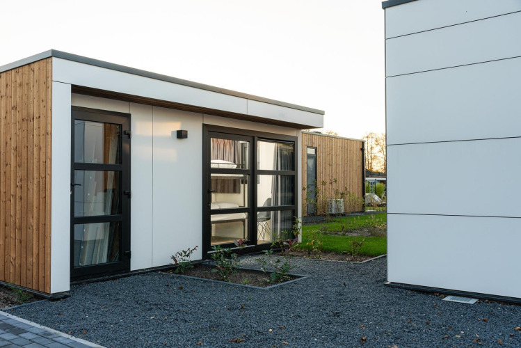 Moderne Villa Nautica Deluxe im MarinaPark Residentie Nieuw Loosdrecht, Niederlande, Außenansicht.