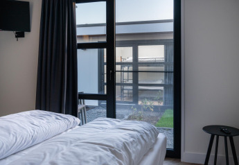 Udsigt fra soveværelse i Villa Nautica Deluxe ved MarinaPark Residentie Nieuw Loosdrecht, Holland.