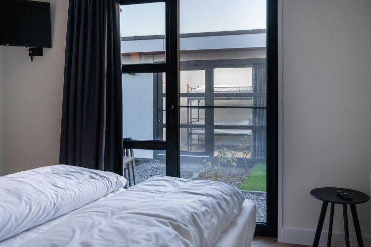 Blick aus dem Schlafzimmer der Villa Nautica Deluxe im MarinaPark Residentie Nieuw Loosdrecht, Niederlande.