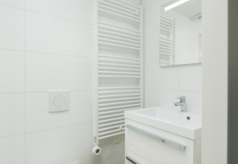 Moderne badeværelse i Villa Nautica Deluxe på MarinaPark Residentie Nieuw Loosdrecht, Holland.