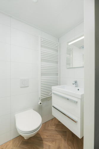 Modernes Badezimmer in der Villa Nautica Deluxe im MarinaPark Residentie Nieuw Loosdrecht, Niederlande.