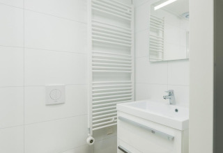 Baño moderno en Villa Nautica Deluxe en MarinaPark Residentie Nieuw Loosdrecht, Países Bajos.