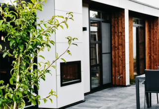 Terraza moderna de la Villa Nautica Deluxe en MarinaPark Residentie Nieuw Loosdrecht, Países Bajos, con vegetación.