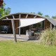 Udendørs lodge ved Holiday Park 't Rheezerwold i Holland, set udefra med terrasse og solsejl.