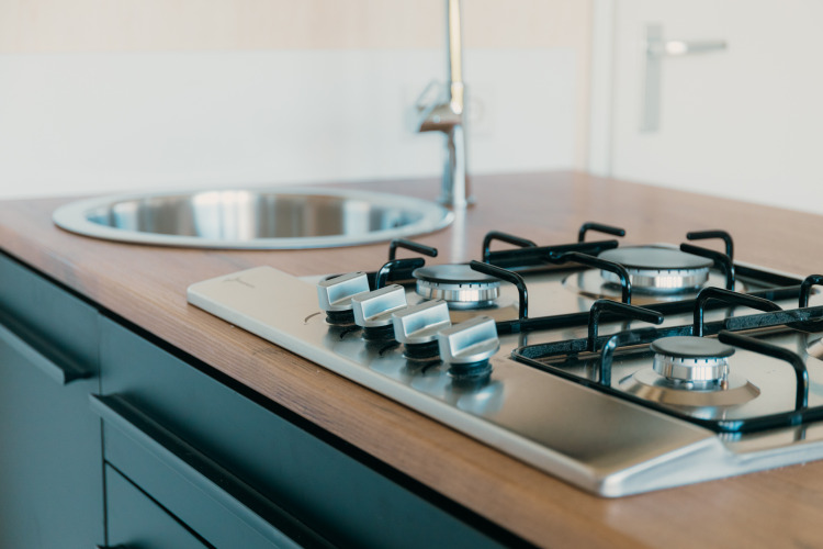 Moderna cocina de gas y fregadero en la Big Lodge de Holiday park De Boshoek, Países Bajos.