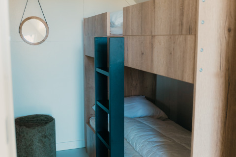 Interieur van de Big Lodge met stapelbed en modern design in Holiday park De Boshoek, Nederland.