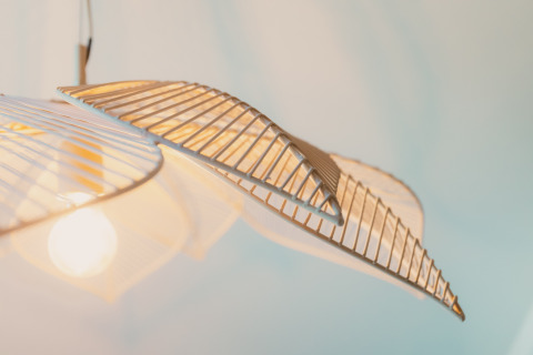 Moderne plafondlamp met uniek ontwerp, gezien in Big lodge in Holiday park De Boshoek, Nederland.