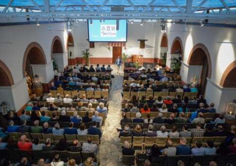 Público sentado en una sala de conferencias en Expedition Archeon, un parque vacacional en Holanda Meridional.