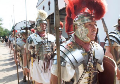 Rievocatori di soldati romani marciano in armatura vicino ad Alphen aan den Rijn, Olanda Meridionale.