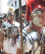Recreadores de soldados romanos marchan en fila cerca de Alphen aan den Rijn, Holanda Meridional.