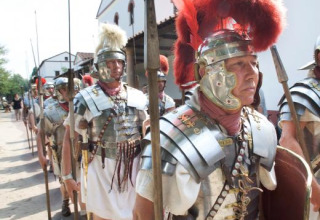 Reenactment af romerske soldater i rustning nær Alphen aan den Rijn, Holland, marcherende i række.