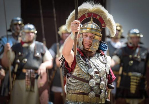 Rievocatori vestiti da legionari romani partecipano a una rievocazione storica nell'Expedition Archeon, Paesi Bassi.