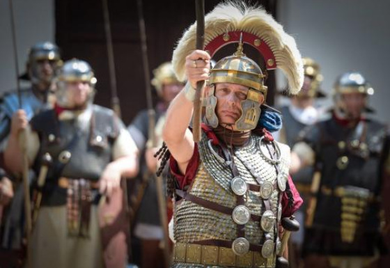Rievocatori vestiti da legionari romani partecipano a una rievocazione storica nell'Expedition Archeon, Paesi Bassi.