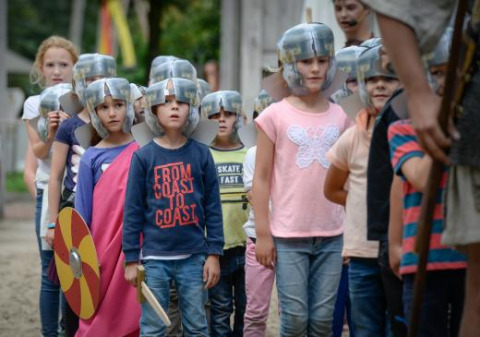 Bambini con elmi e costumi partecipano a una rievocazione storica a Expedition Archeon, Olanda Meridionale.