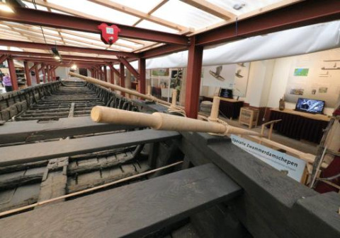 Antikes Schiff im Expedition Archeon Ferienpark in Südholland, Niederlande, ausgestellt unter Dach.