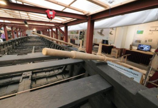 Barco antiguo expuesto bajo techo en el parque de vacaciones Expedition Archeon en Holanda del Sur, Países Bajos.