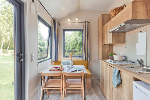 Cocina y comedor luminosos y modernos en Tiny Home Arrozal en TAIGA Delta de l'Ebre, España.