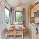 Lyst og moderne køkken og spiseplads i Tiny Home Arrozal ved TAIGA Delta de l'Ebre i Spanien.