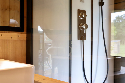 Moderne badkamer met douche en wastafel in Safari tent + sanitair op Camping de Heerlijkheid Vorenseinde.