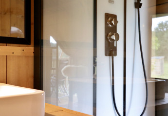 Baño moderno con ducha y lavabo en la tienda Safari + sanitario en Camping de Heerlijkheid Vorenseinde.