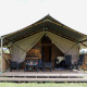 Safaritent met veranda bij Camping de Heerlijkheid Vorenseinde in Nederland, met zicht op de natuur.