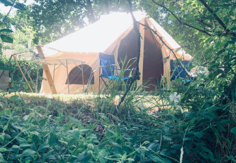 Tienda Castanha 4 Meter XL Bell Tent en Glamping de Cerveira, Portugal, rodeada de naturaleza y luz solar.