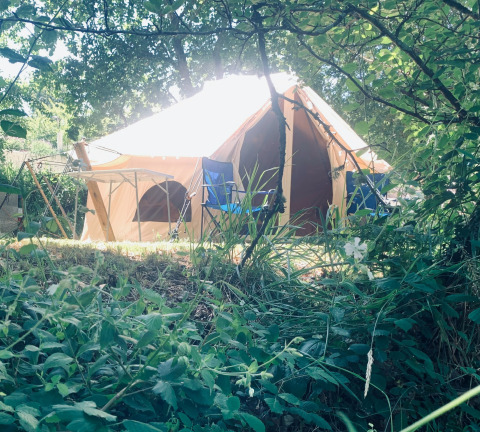 Tienda Castanha 4 Meter XL Bell Tent en Glamping de Cerveira, Portugal, rodeada de naturaleza y luz solar.