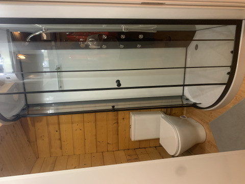 Badezimmer in der Azalea Cabin bei Glamping de Cerveira, Portugal, mit moderner Dusche und Toilette.