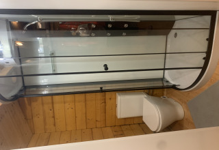 Salle de bain dans la cabane Azalea à Glamping de Cerveira, Portugal, avec douche moderne et toilettes.