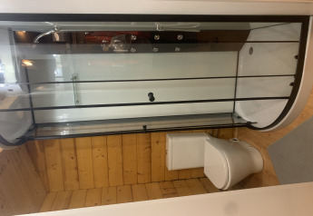 Badezimmer in der Azalea Cabin bei Glamping de Cerveira, Portugal, mit moderner Dusche und Toilette.