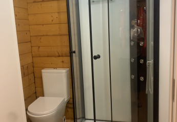 Bagno nella Azalea Cabin presso Glamping de Cerveira, Portogallo, con doccia moderna e servizi igienici.