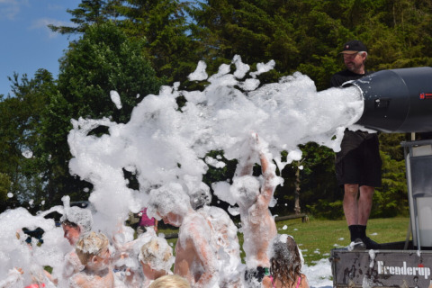 Niños jugando con espuma de un cañón de espuma en Vestbirk Camping, Región Capital de Dinamarca, Dinamarca.