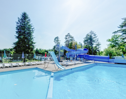 Außenpool mit Rutsche und Liegestühlen im Vestbirk Camping im Großraum Kopenhagen, Dänemark.