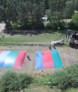 Luchtfoto van de speeltuin met springkussens en hindernisbaan bij Vestbirk Camping, Denemarken.
