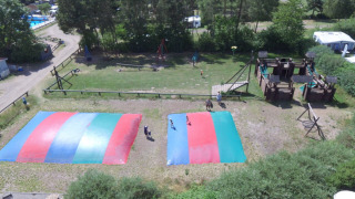 Vista aérea de un parque infantil con almohadillas de salto en Vestbirk Camping, Dinamarca.