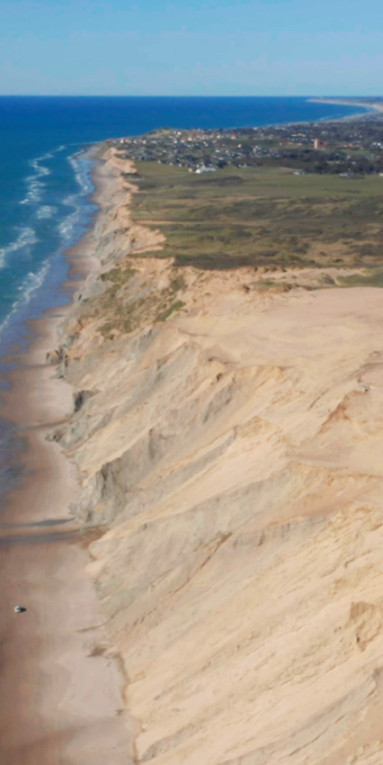 Acantilados costeros y vista marítima en Vestbirk Camping, un parque vacacional en la región capitalina de Dinamarca.