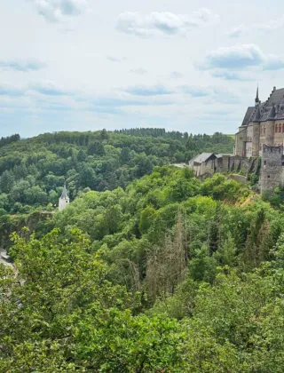 Vista panorámica de un castillo antiguo y una iglesia entre bosques cerca de Østbirk, Dinamarca.