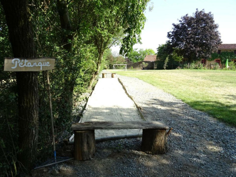 Petanque-Bahn im Freien, umgeben von Bäumen, im Feather Down La Flocellière en Vendée, Pays de la Loire.