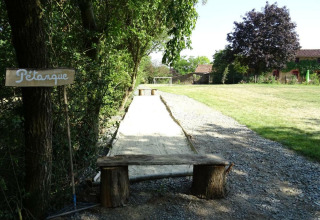 Udendørs petanquebane i skyggefuldt område på Feather Down La Flocellière en Vendée i Pays de la Loire.