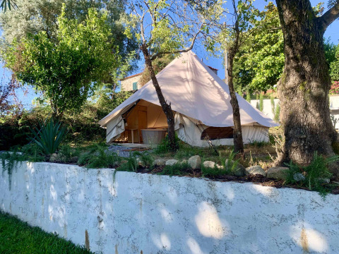 Gran tienda de glamping entre árboles en Glamping de Cerveira, un parque vacacional en el norte de Portugal.