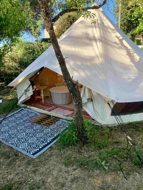 Oliveira Bell Standard Bell Tent bij Glamping de Cerveira in Portugal met gezellige binnenkant en tapijt.