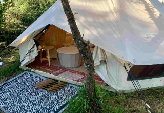 Oliveira Bell Standard Bell Tent bij Glamping de Cerveira in Portugal met gezellige binnenkant en tapijt.