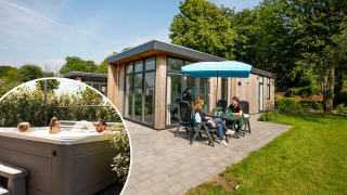 Terrasse extérieure dans un lodge moderne avec spa, des personnes profitent d’un moment de détente ensemble.
