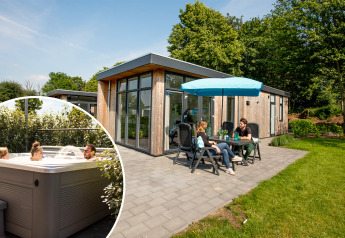 Terrasse extérieure dans un lodge moderne avec spa, des personnes profitent d’un moment de détente ensemble.