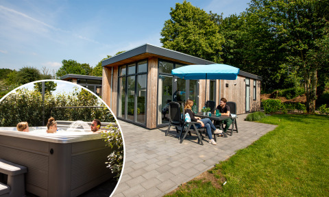 Buitenterras aan een moderne lodge met wellness spa, waar mensen samen ontspannen en genieten.