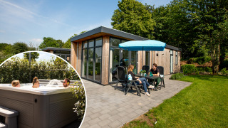 Udendørs terrasse ved en moderne lodge med spabad, hvor folk nyder både afslapning og hyggesnak.