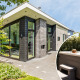 Moderne Natuurlodge Wellness med store vinduer og privat spa-hjørne, der viser familier i boblebadet.