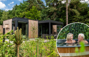 Cabaña moderna en la naturaleza en Bospark Ede, Países Bajos, pareja mayor relajándose en un jacuzzi exterior.
