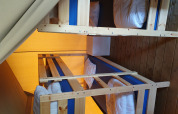 Interieur van safaritent op Camping de Oude Rijn, Nederland, met houten stapelbedden en beddengoed.